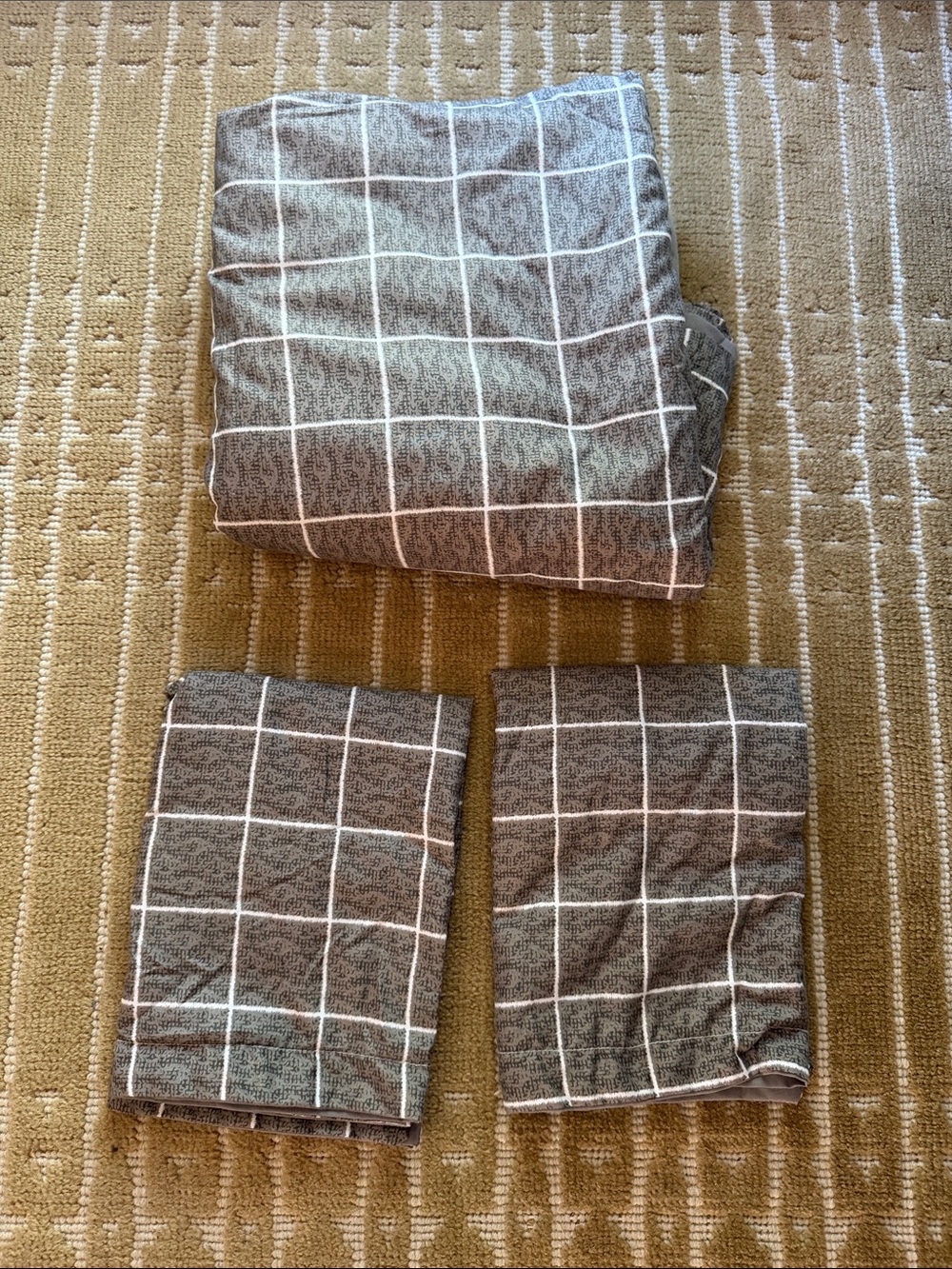 Gray with white check queen sized duvet, cover with two matching pillow shams